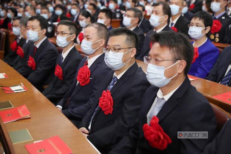 东风畅行总经理高立中（前排右二）代表东风畅行领奖